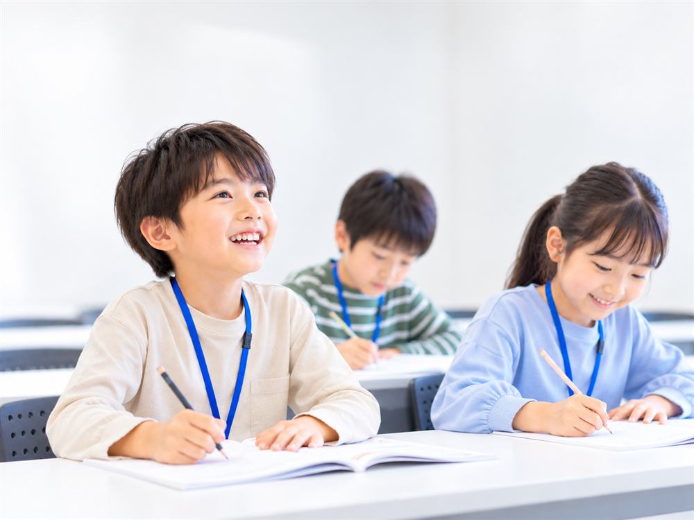 教室で問題に取り組む小学生（イメージ）