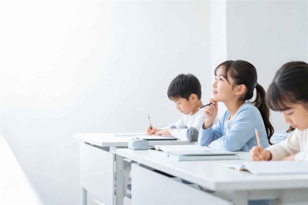 教室で考えながら学ぶ小学生（イメージ）